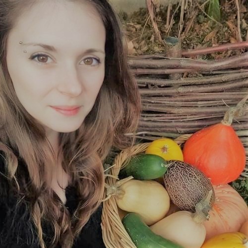 Attirée depuis toujours par la nature qui m'entoure et sa biodiversité, j'ai trouvé au potager une passion dévorante. Cultiver sur sol vivant de la nourriture saine pour ma famille a été pour moi une évidence. 30m2 de potager
