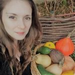 Attirée depuis toujours par la nature qui m'entoure et sa biodiversité, j'ai trouvé au potager une passion dévorante. Cultiver sur sol vivant de la nourriture saine pour ma famille a été pour moi une évidence.