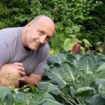 Le potager est une passion qui me permet de m'extraire du rythme quotidien. J'y retrouve la sérénité, et accessoirement y cultive quelques fruits et légumes dont se délecte la famille !