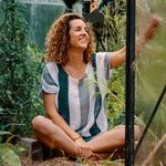 Passionnée de potager, de sol vivant et de biodiversité. Je jardine pour nourrir ma famille, prendre soin de la terre et arrêter le temps quelques heures par semaine.