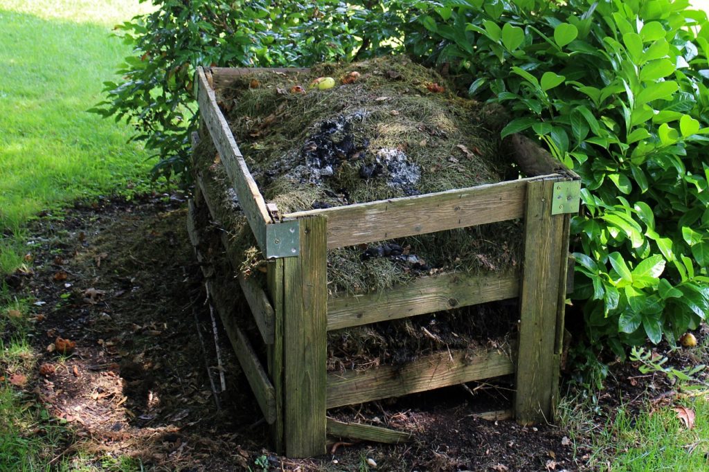 Comment créer un composteur pour le jardin avec des planches de clôture en  bois